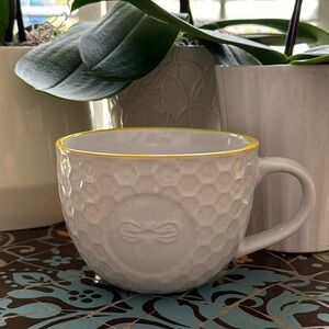 BEE EMBOSSED TEA CUP